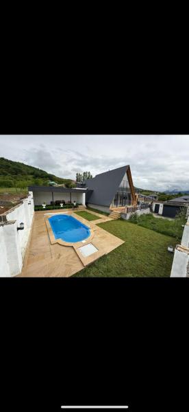 A la foto es mostra l'objecte Mountain house situat a la ciutat de Qǝçrǝş.