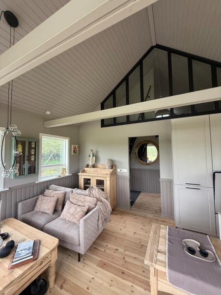 På billedet ses objektet Luxurious Cabin with Hot tub beliggende i byen Stóri-Ás.