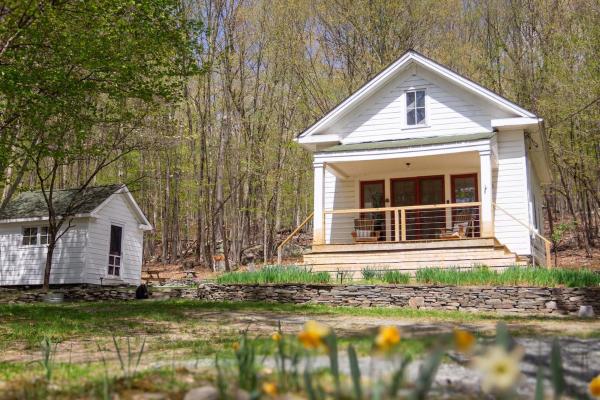 Fire Pit, Private & Stylish Birdsong Schoolhouse, Barryville