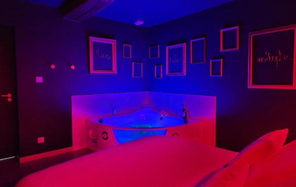 På billedet ses objektet La Volupté - Love room avec Jacuzzi - Sauna beliggende i byen Soulanger.