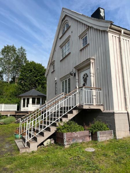 På bildet vises objektet Charming villa with a historical touch, divided vertically som ligger i byen Ankenes.