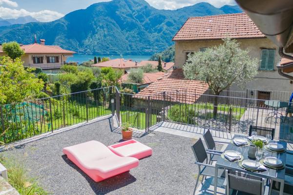 På bildet vises objektet Villetta Abbazia Acqua Dolce -With Stunning Terrace by Rent All Como som ligger i byen Lenno.