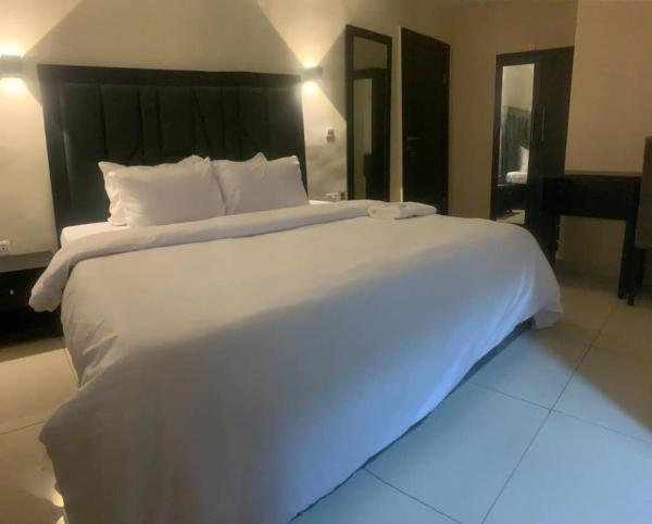 A la foto es mostra l'objecte Cazzo Abeokuta situat a la ciutat de Aro.