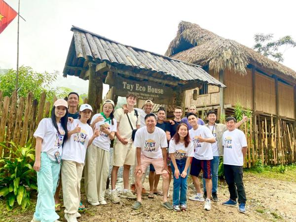 Na foto é possível ver o objeto Tay Eco house localizado na cidade de Nam Khoa.