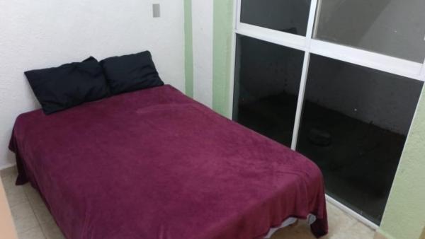 The photo shows the Casa a pie de los arcos con tiendas y restaurants located in the city of Hércules.