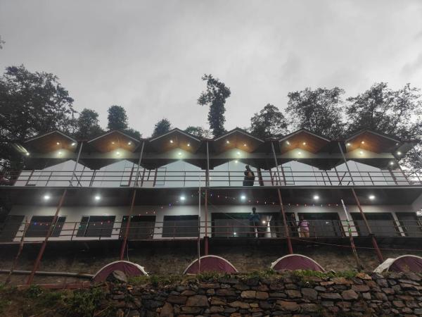 Na zdjęciu widoczny jest obiekt kedar hill resort położony w mieście Sonprayag.