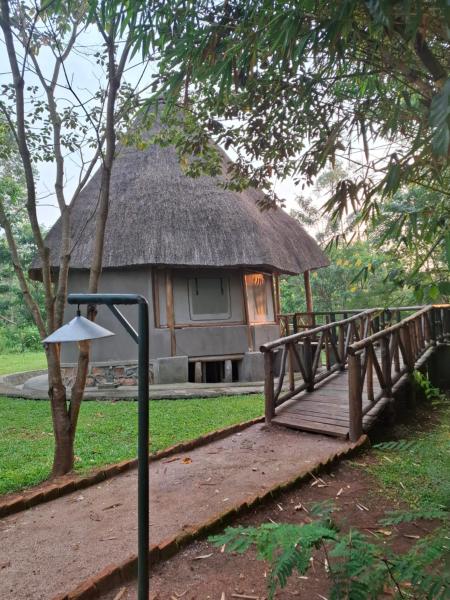 Na foto é possível ver o objeto Kibale Canopy Lodge localizado na cidade de Busimba.