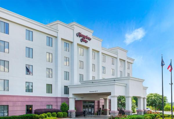 The photo shows the Hampton Inn Columbus-North located in the city of Cataula.