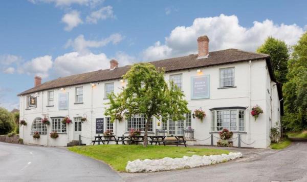 写真にはランボーン市にあるThe Rose & Crown, Ashburyが写っています。