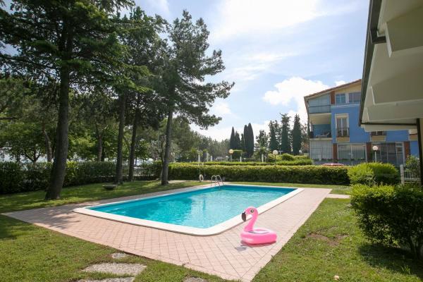 Na zdjęciu widoczny jest obiekt Appartamento Bella Vista - Happy Rentals położony w mieście Sirmione.