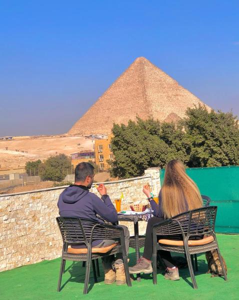 A la foto es mostra l'objecte The keeper New pyramids view situat a la ciutat de El Caire.