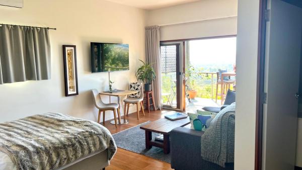 The photo shows the Callemondah Studio with stunning views, in Bangalow and Byron Hinterland located in the city of Bangalow.