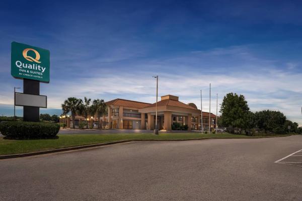Na fotografii je vidět objekt Quality Inn & Suites near Robins Air Force Base nacházející se ve městě Warner Robins.