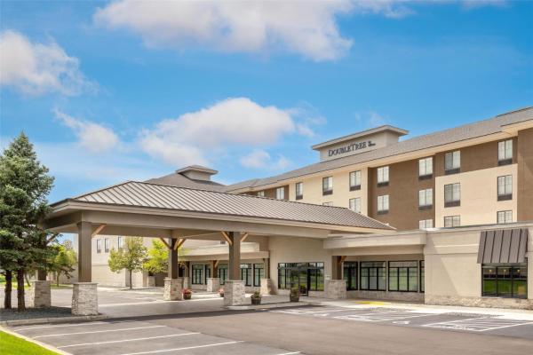 Na foto é possível ver o objeto Doubletree By Hilton Owatonna localizado na cidade de Waseca.