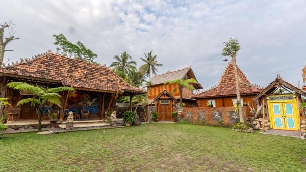 写真にはSoprayan市にあるVilla Kaluna - 3 Bedroom Javanese Villa in Kaliurangが写っています。
