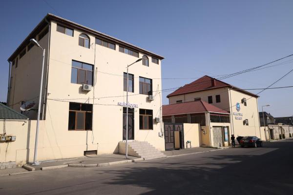 На фото показан объект Farid HOSTEL, расположенный в городе Aşıqlı.