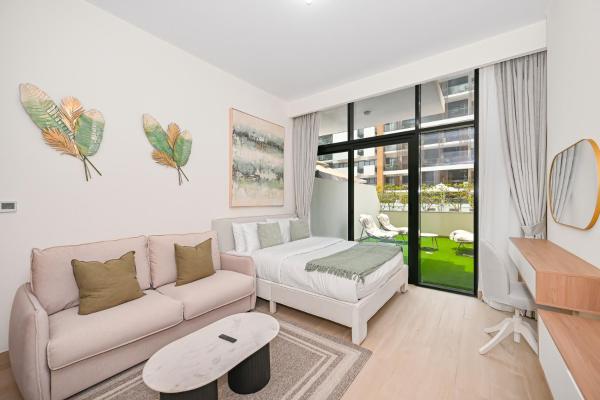 På billedet ses objektet Sophisticated Brand New Vibrant Studio l Meydan l Huge Balcony beliggende i byen Dubai.
