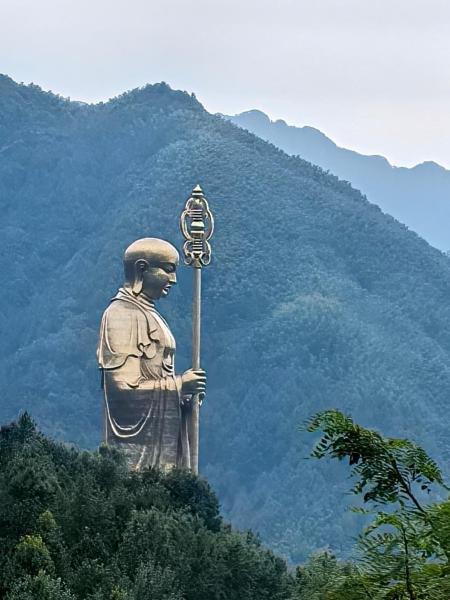 A la foto es mostra l'objecte Jiuhua Mountain Tanfeng Resort Homestay 远眺山景大佛 九华山潭风民宿 situat a la ciutat de Baishapu.
