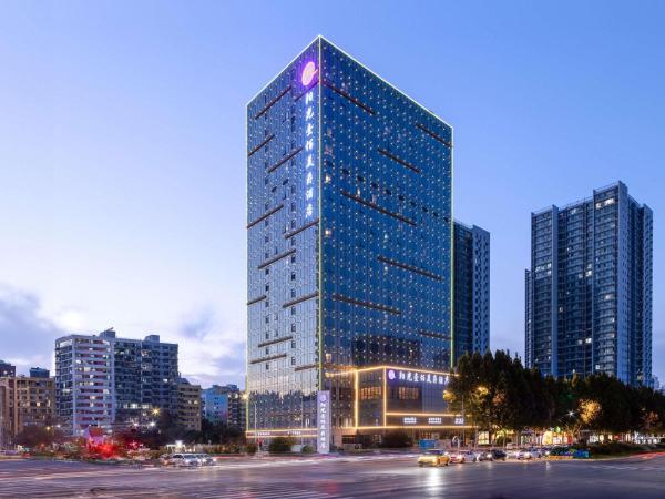 Na fotografii je vidět objekt Grand Mercure Jinan Sunshine nacházející se ve městě Ťi-nan.