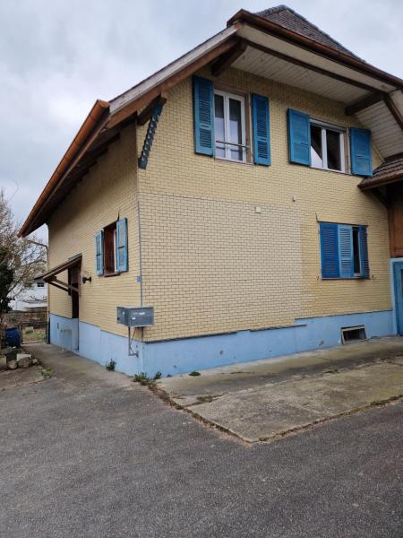 På billedet ses objektet Ferienwohnung Pirol beliggende i byen Grenchen.