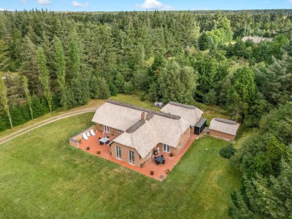 A la foto es mostra l'objecte Lovely Thatched Holiday Home With Spa And Sauna situat a la ciutat de Ulfborg.