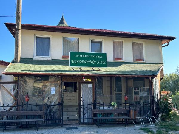 Op de foto is het object Семеен хотел Модерния хан te zien, gelegen in de stad Smolsko.