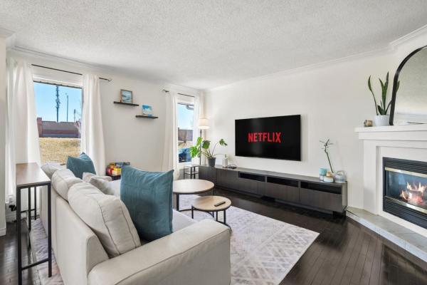 写真にはカルガリー市にあるCozy Modern Pet Friendly Homesが写っています。