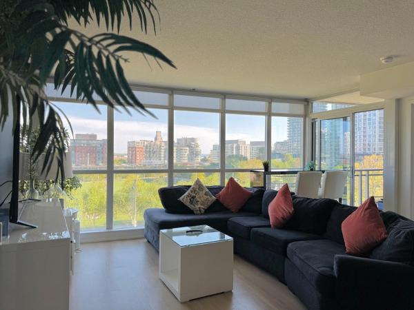 Na zdjęciu widoczny jest obiekt LakeView 2Bdrms 2Baths with 3 real beds and parking położony w mieście Toronto.