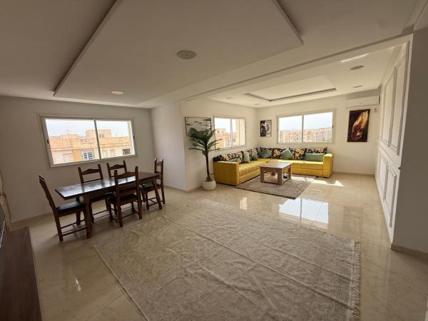 写真にはウジダ市にあるAppartement haut standing tv Netflixが写っています。