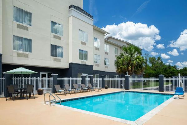 A la foto es mostra l'objecte Fairfield Inn & Suites Marianna situat a la ciutat de Sneads.