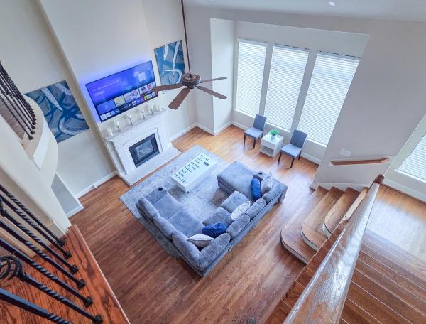 Artsy 3-story Townhouse Near The Galleria Area! - Sugar Land, TX