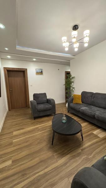 A la foto es mostra l'objecte Modern 2-Bedroom Apt in Lifecamp situat a la ciutat de Idogwari.