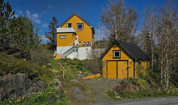 写真にはモスケネス市にあるCharming golden cabin with breathtaking sea viewsが写っています。