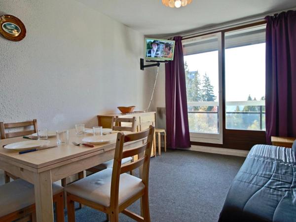 Na zdjęciu widoczny jest obiekt Studio cabine confortable, 4 pers, proche des pistes, balcon, animaux acceptés, wifi en option - FR-1-340-86 położony w mieście Chamrousse.