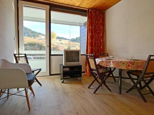 Na zdjęciu widoczny jest obiekt Appartement cosy 4 personnes, balcon, pied des pistes, proche garderie, Chamrousse 1750 - FR-1-340-39 położony w mieście Chamrousse.
