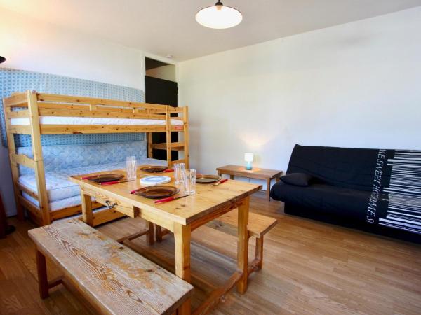 Auf dem Foto ist das Objekt Studio cosy 3 places, balcon, près des pistes et commerces - FR-1-340-167 in der Stadt Chamrousse zu sehen.
