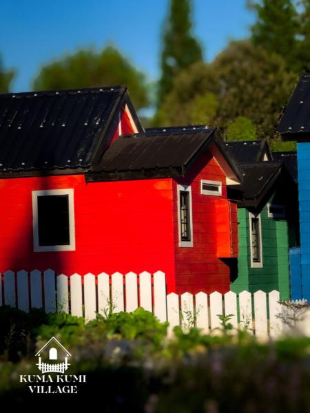 写真にはPatrol市にあるKUMA KUMI VILLAGE - Colorful Cabins in Maribaya, Lembangが写っています。