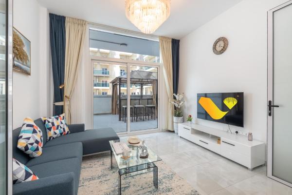 Na zdjęciu widoczny jest obiekt Vogue Pearlz By Banube in Al Furjan Dubai, Luxury One Bedroom Apartment With Big Balcony and Full Amenities Steps Away From Metro Station położony w mieście Dubaj.