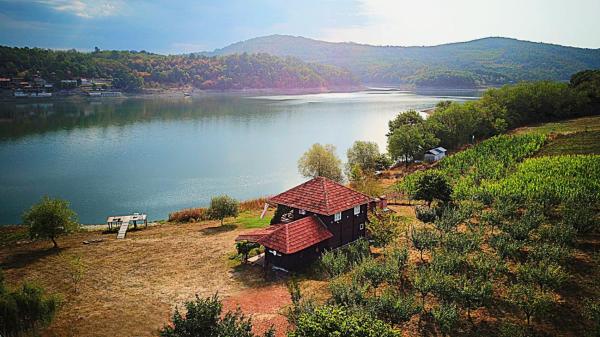 A la foto es mostra l'objecte MILOSEV KONAk kuća na jezeru situat a la ciutat de Žune.