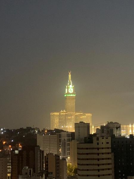 Na fotografii je vidět objekt ضيوف المقام كونكت توصيل مجاني للحرم - Diouf Al Maqam Connect Hotel Free shuttle service to the Haram nacházející se ve městě Mekka.