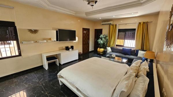 Foto 3: Comfortable Triplex with 4 Air-Conditioned Bedrooms in Dakar