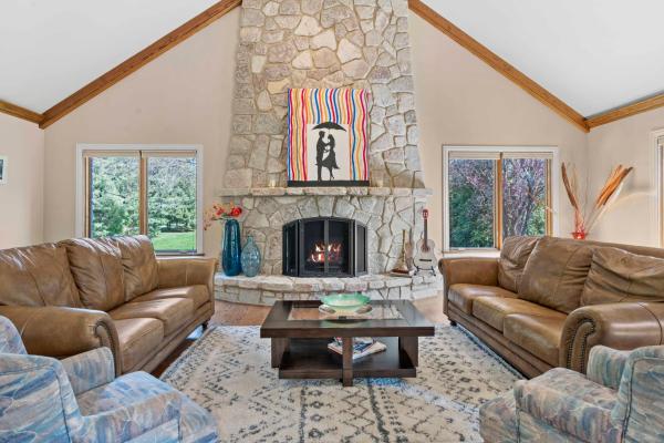 Nella foto è visibile l'oggetto The Executive Residence Upscale 5 Bed 4 Bath 1 Acre 5400 sq ft Lake Community situato nella città di Wheeling.