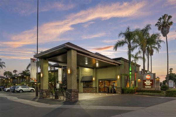 På bilden syns objektet Best Western Plus Pavilions som ligger i staden Anaheim.