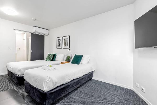 The photo shows the Quality Apartments North Melbourne located in the city of Melbourne.