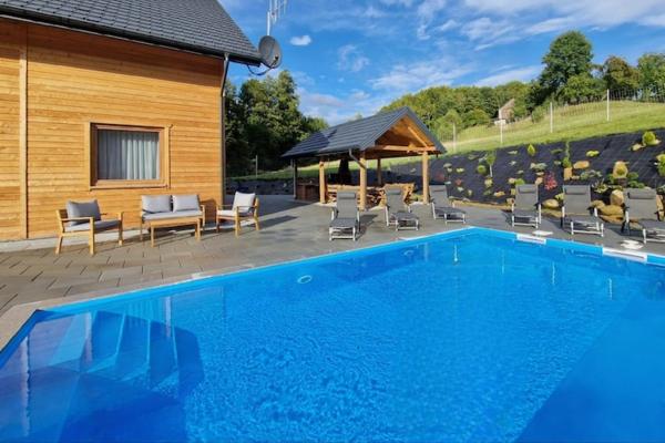 Na zdjęciu widoczny jest obiekt Holiday Home in Wi niowa with Pool and Forest położony w mieście Iwierzyce.