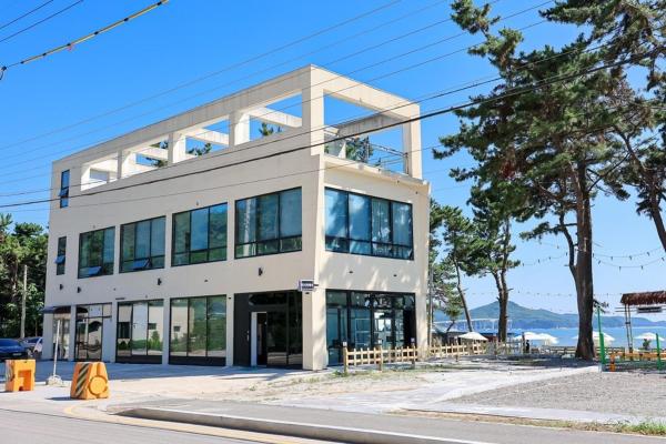 A la foto es mostra l'objecte Yeongjongdo Masiran Bay Pension situat a la ciutat de Kŏjamp'o.
