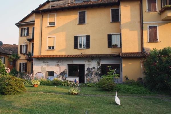 A la foto es mostra l'objecte Casa Muffin situat a la ciutat de Cannobio.