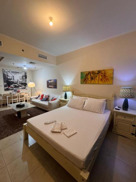 På billedet ses objektet Click Stay - JLT - Entire Studio & Balcony Lakes view Apartment -AM beliggende i byen Dubai.