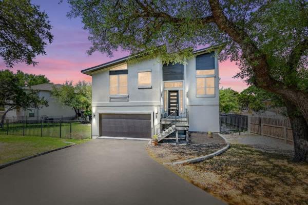 På billedet ses objektet Upscale 5BR Home on Lake Travis with HotTub & Lake Views beliggende i byen Point Venture.
