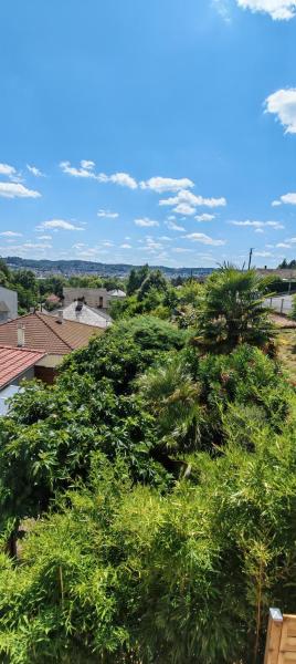 A la foto es mostra l'objecte Charmant T2 tout confort à Brive situat a la ciutat de Buissou.